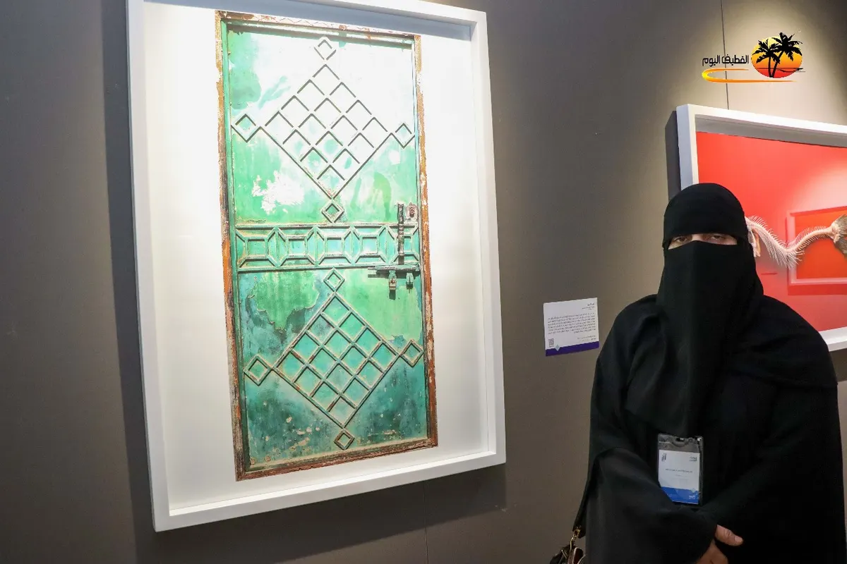 من سيهات.. الفوتوغرافية سميرة سليس تستعيد حكايات الماضي من وراء الأبواب.. على جدران صالة علوي الخباز