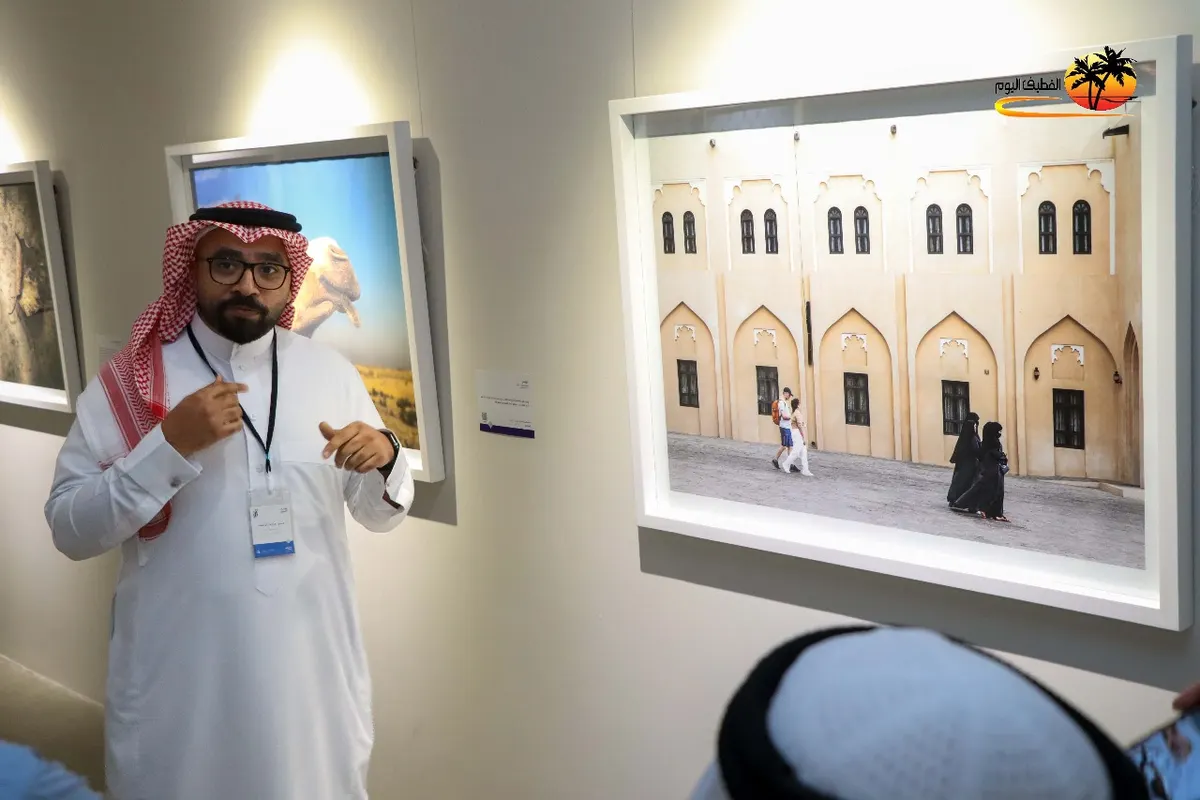تضاد على قارعة الطريق.. عدسة منير آل حماد تنقل تباين الثقافات من كتارا إلى جدران أثر بالقطيف
