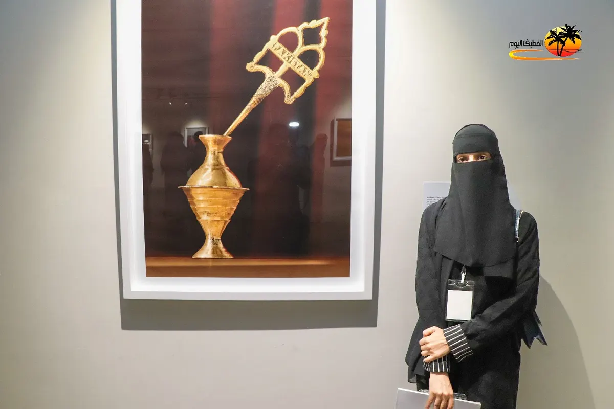 من سنابس.. الفوتوغرافية مريم آل فهيدة تكحل عيون زوار «أثر القطيف» بـ إثمد قديم