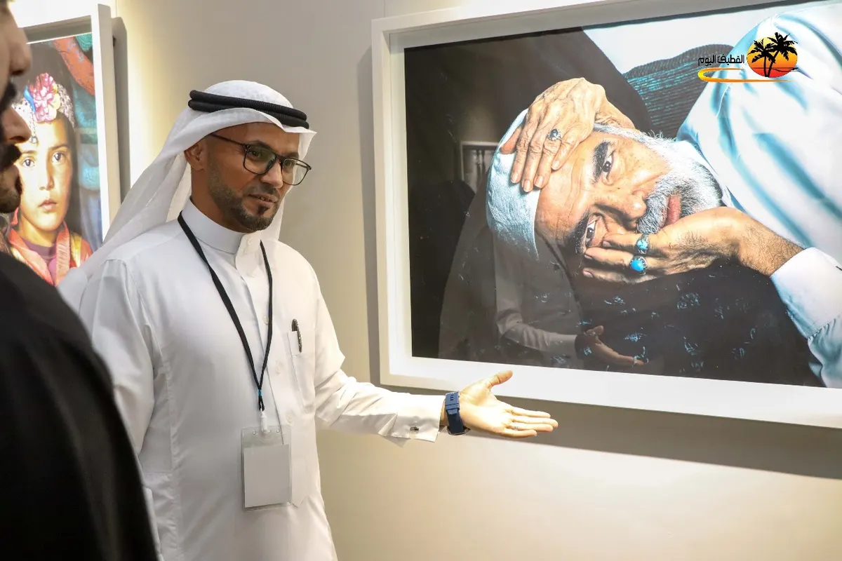 من سنابس.. من كاميرا منصور آل حسن.. انعكاس ضوئي لـ «حنان الأم».. على جدران صالة علوي الخباز