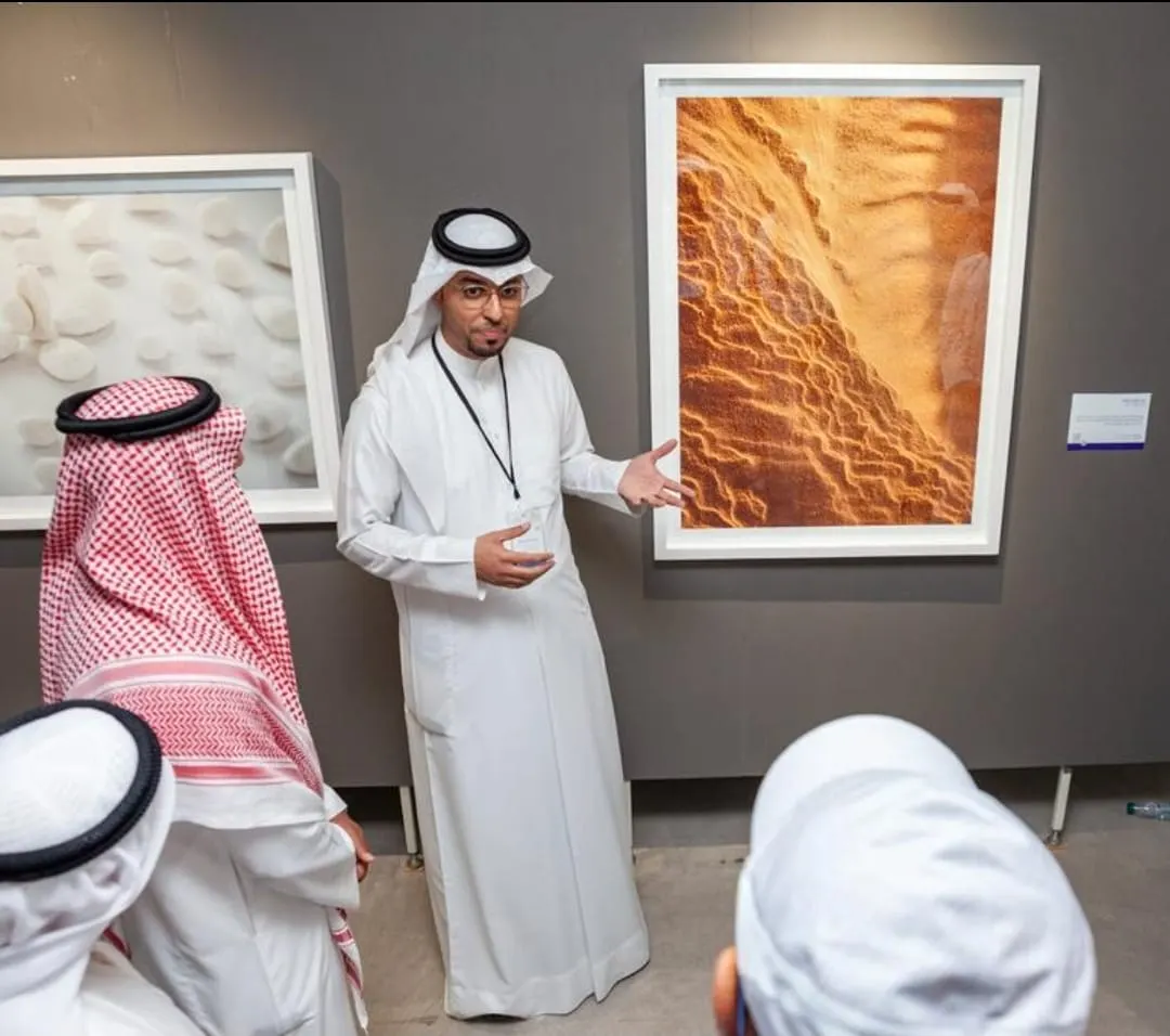 من الدمام.. عدسة «عدنان البحراني» تعكس سحر رمال صحراء خريص على جدران أثر القطيف