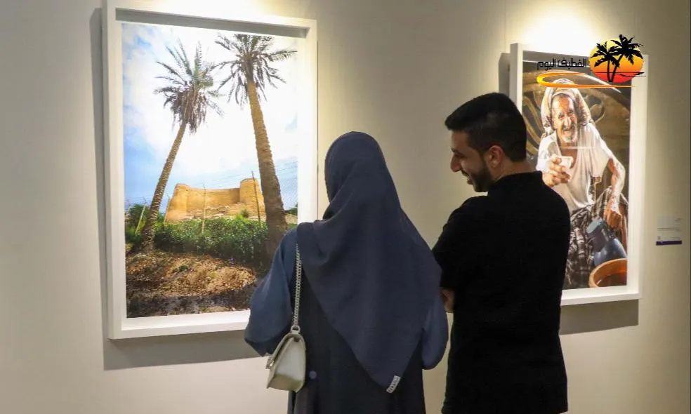 من الربيعية.. عبر انعكاسة من عدسة خديجة آل رامس على جدران «أثر» القطيف.. شموخ النخلة يتواضع أمام عظمة قلعة تاروت الأثرية