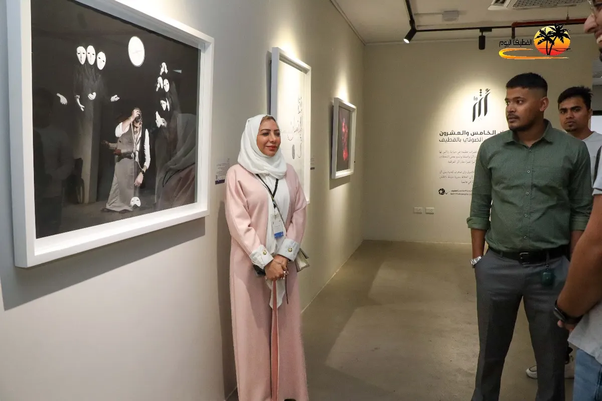 من سيهات.. عدسة الفوتوغرافية بثينة آل طالب تُجسّد الأوهام القاتلة على جدران صالة علوي الخباز