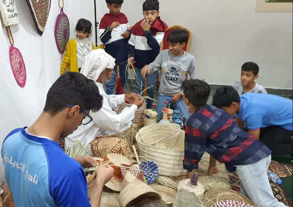 من الجارودية.. «منصور آل مدن» ينقل حرفة سف الخوصيات للأجيال الناشئة.. في الخويلدية
