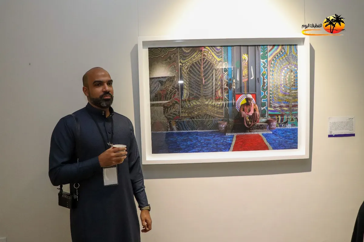 من كاميرا نذير العسيف.. جدار من التوبي يخدع زوار «أثر القطيف» ببهجته.. على بعد 10 أمتار من المقبرة «الميلاد» يلون الحياة