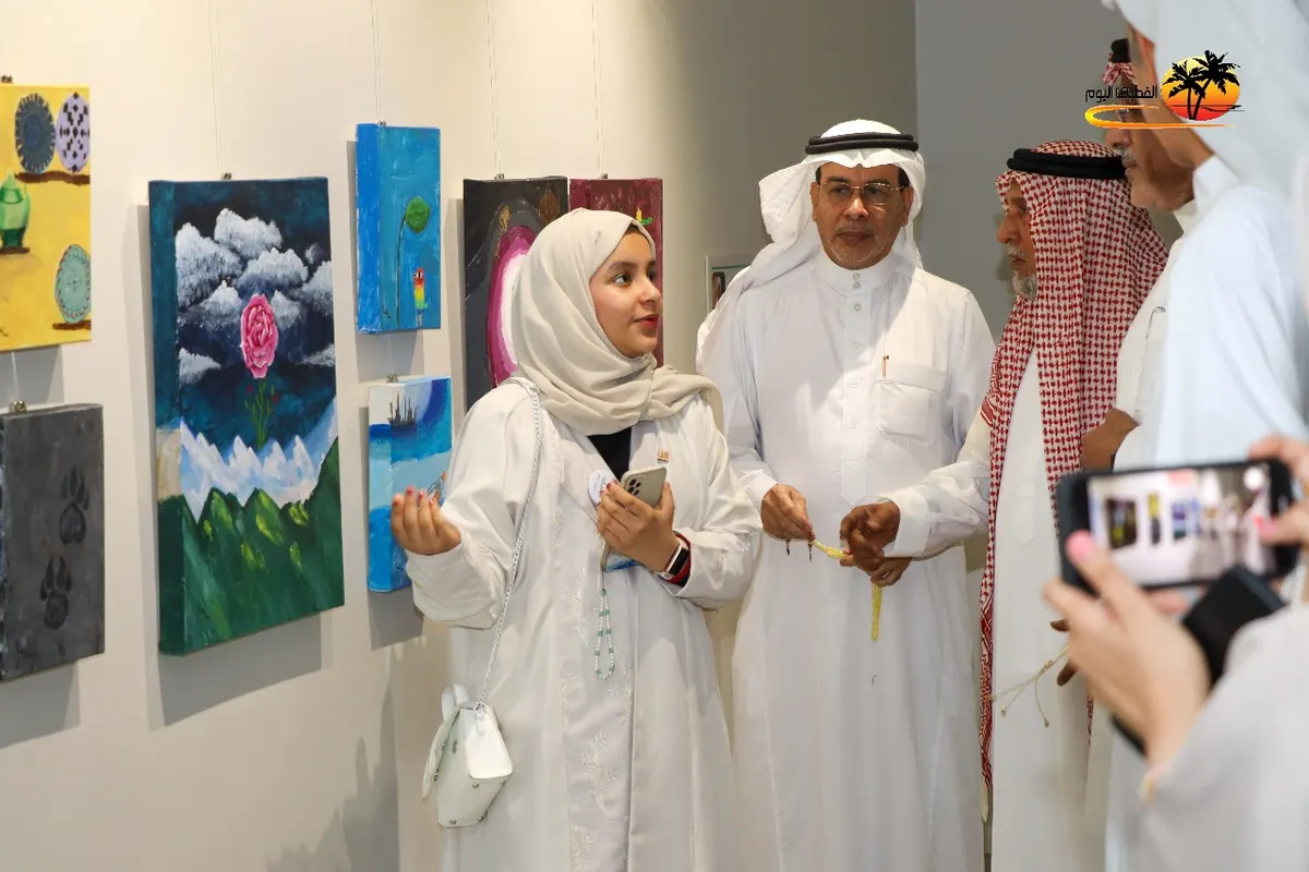 من جزيرة تاروت.. التشكيلية «رتاج المصلي» تترجم «رواية ورؤية» وتأثير القصص بتسع لوحات في «أنامل واعدة 2»