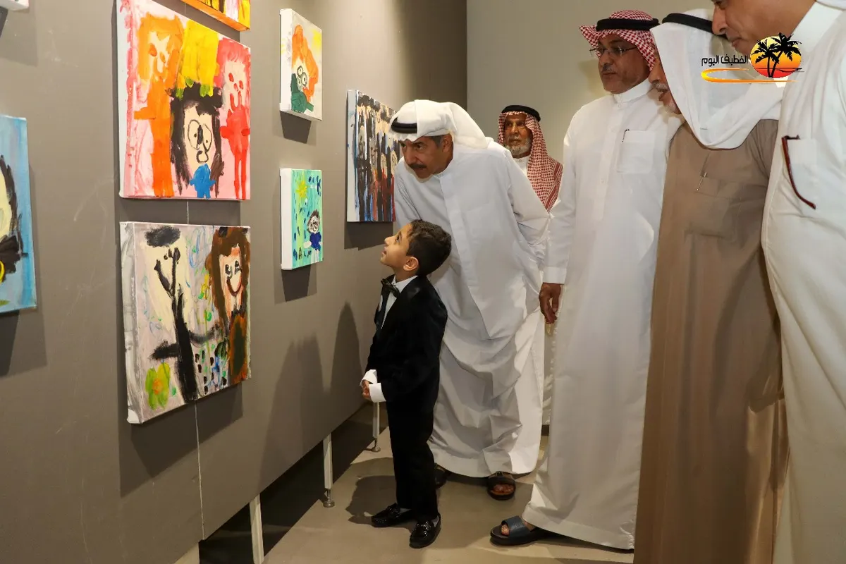 من العوامية.. وسط 9 لوحات في «أنامل واعدة».. علي آل مطر يتوج أمه ملكة على قلبه