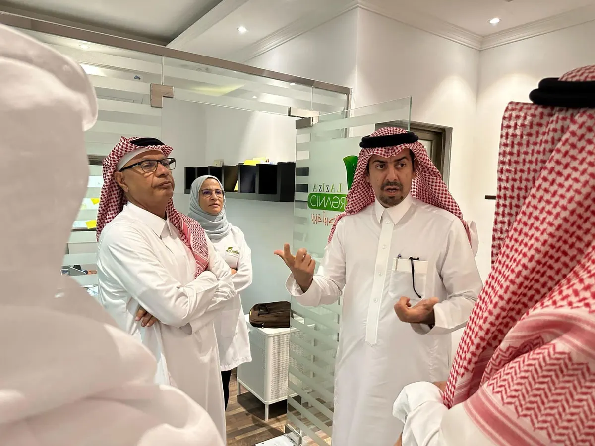 محافظ القطيف يطّلع على تجربة «عزيزة الغانم» في المنتجات «الريفية»