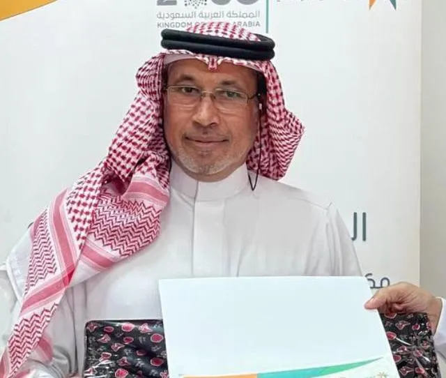 من حلة محيش.. نظير جهوده التطوعية في تشجير مبنى ضمان القطيف.. إدارة المكتب تكرم «سلمان الدمستاني»