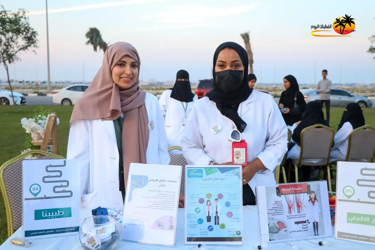 6 ساعات تبرز جهود مستشفى القطيف في الرعاية الصحية المنزلية.. بـ«عين تهلي.. وعين ترحب» على واجهة المحيسنيات البحرية