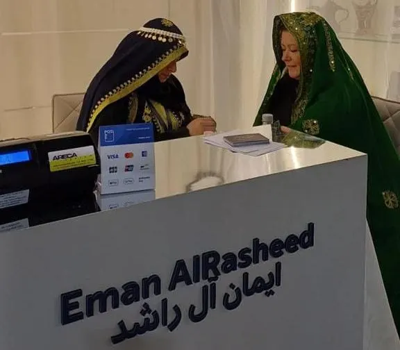 من «حلة القطيف».. بين 3 آلاف حرفي من 100 دولة في «أرتيجانو إن فييرا» بـ ميلانو.. نقوش إيمان آل راشد تزهر في كفوف الإيطاليات