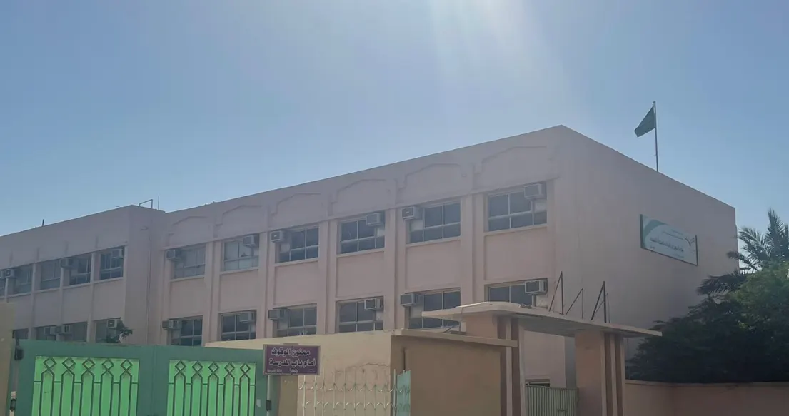 في القطيف.. خلل يطلق جرس إنذار متوسطة معن بن زائدة.. وجيران المدرسة: المشكلة مزمنة والحلول غائبة
