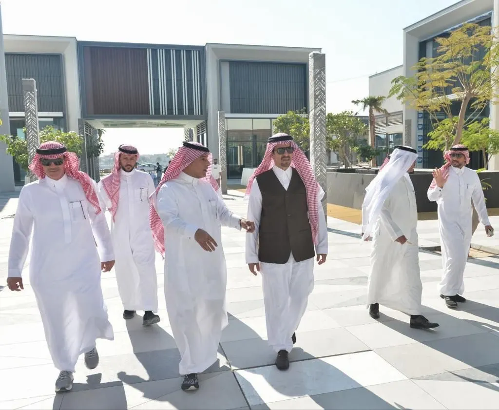 الخريف يقف على مراحل سير العمل في أول مشروع سياحي على الواجهة البحرية بمحافظة القطيف