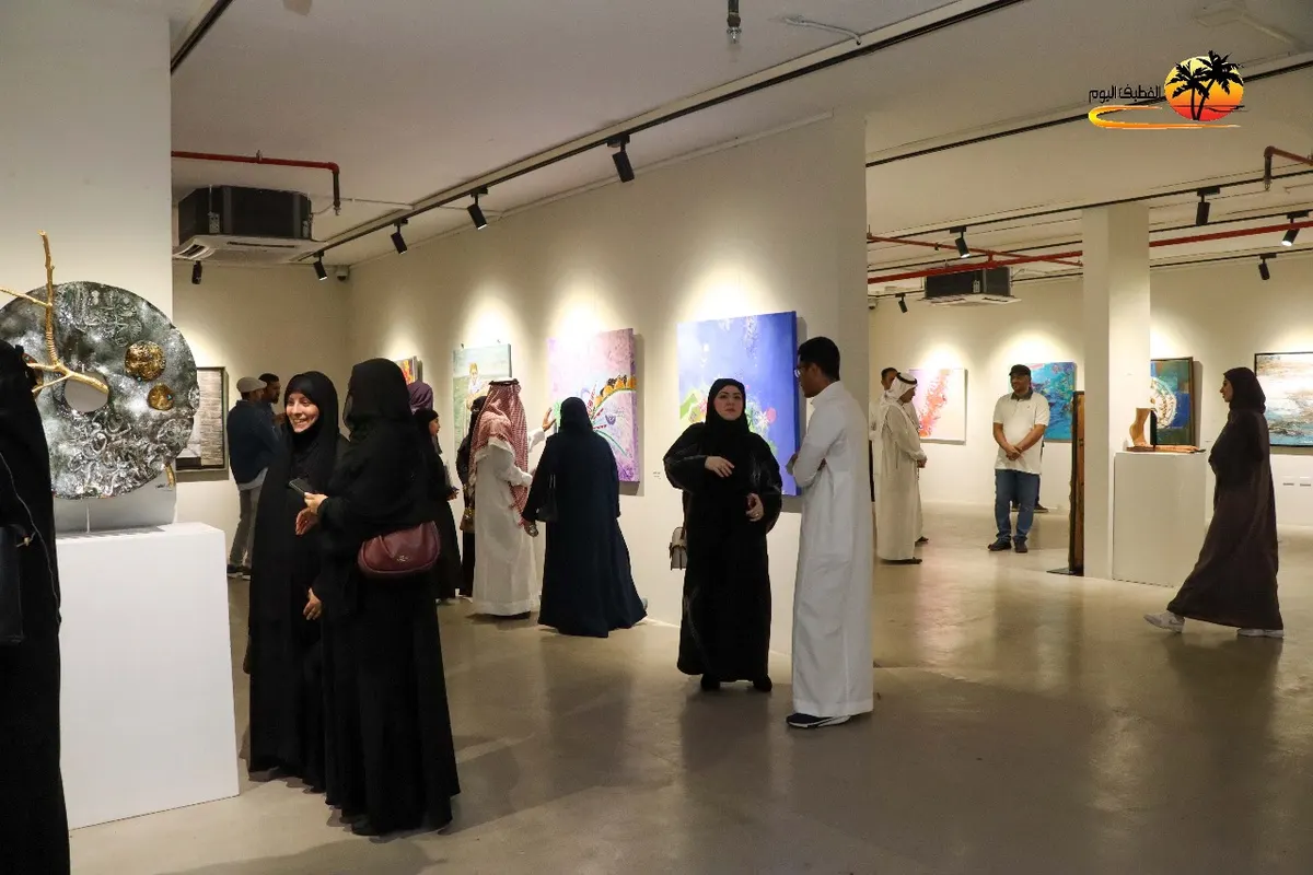 في القطيف.. الفن يتحدث من خلف البرواز بلغة 45 تشكيليًا.. والصور تحكي انسكاب الإبداع «خارج الإطار»