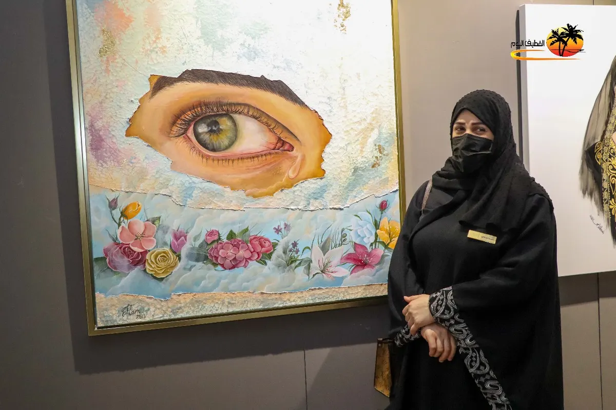 من البحاري.. حميدة أبو تاكي تأخذ زوار صالة علوي الخباز في جولة «خارج الإطار» إلى «محطات في الذاكرة»