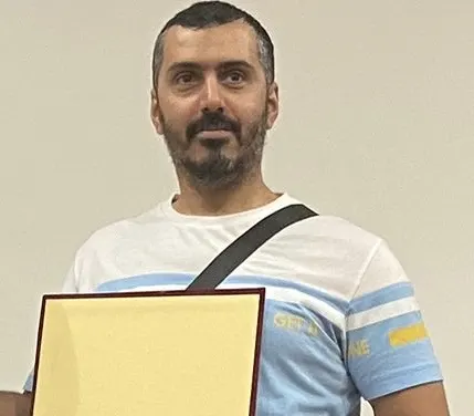 من جزيرة تاروت.. نظير مشاركته في «تأملات بسملية».. جماعة الخط العربي تكرِّم «السيد عدنان آل درويش»