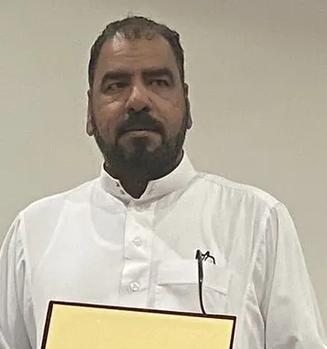 من كويكب القطيف.. نظير مشاركته في «تأملات بسملية».. جماعة الخط العربي بالقطيف تكرِّم «السيد حسين القلاف»