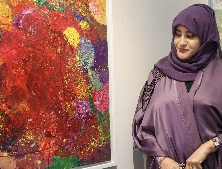 وجوه من «خارج الإطار».. أنامل التشكيلية حنان هنيدي تشعل حربًا دافئة بين الألوان