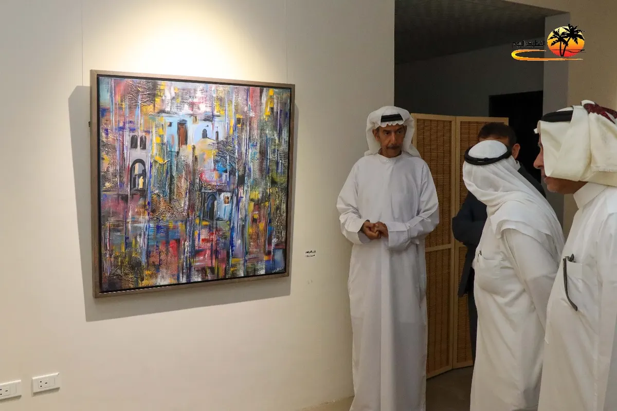 من قلعة القطيف.. بيوت الطين تتجرد من إطارها الترابي وتزهر ألوان فرح بـ ريشة بتول العوامي