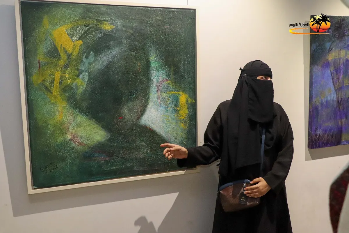 من القديح.. صفاء الجنبي تترجم الدهشة والخجل والفرح بـ عين من خارج الإطار