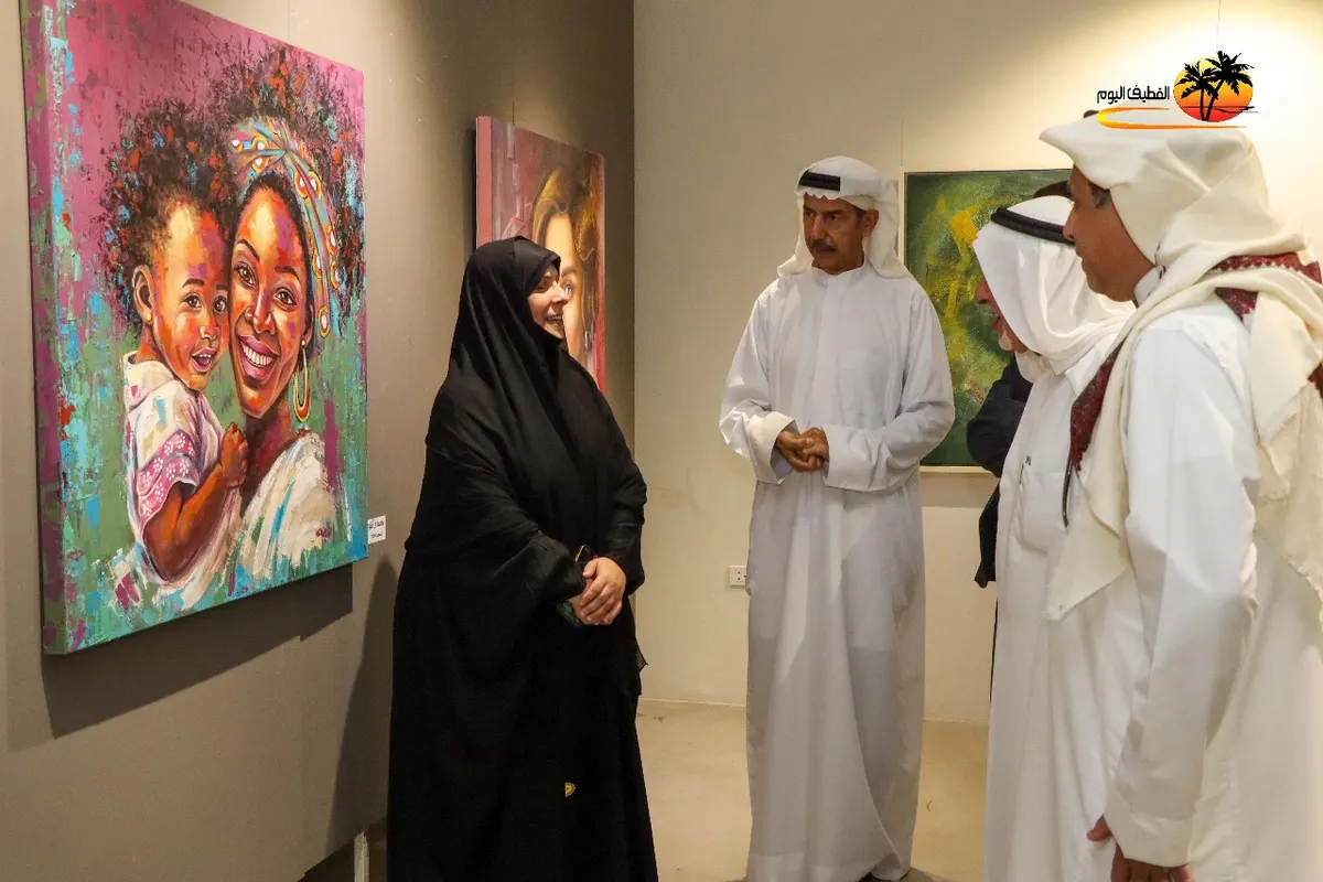 من سيهات.. فاطمة آل مطر تخرج عن الإطار وتبروز عاطفة الأمومة بـ ابتسامة سمراء