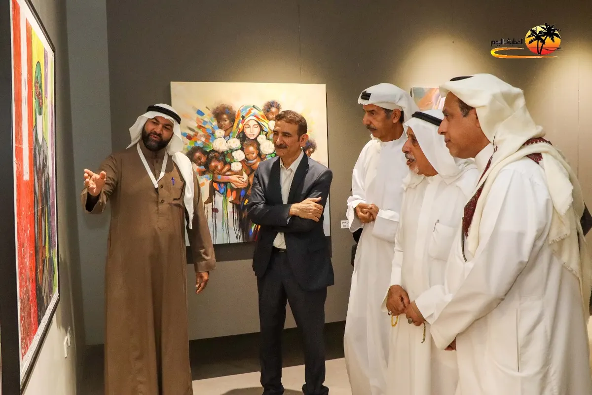 من القطيف.. التشكيلي «باسم جاسم» يدعو إلى إغلاق باب المشكلات في لوحة فنية تجسد مثلًا شعبيًا «خارج الإطار»