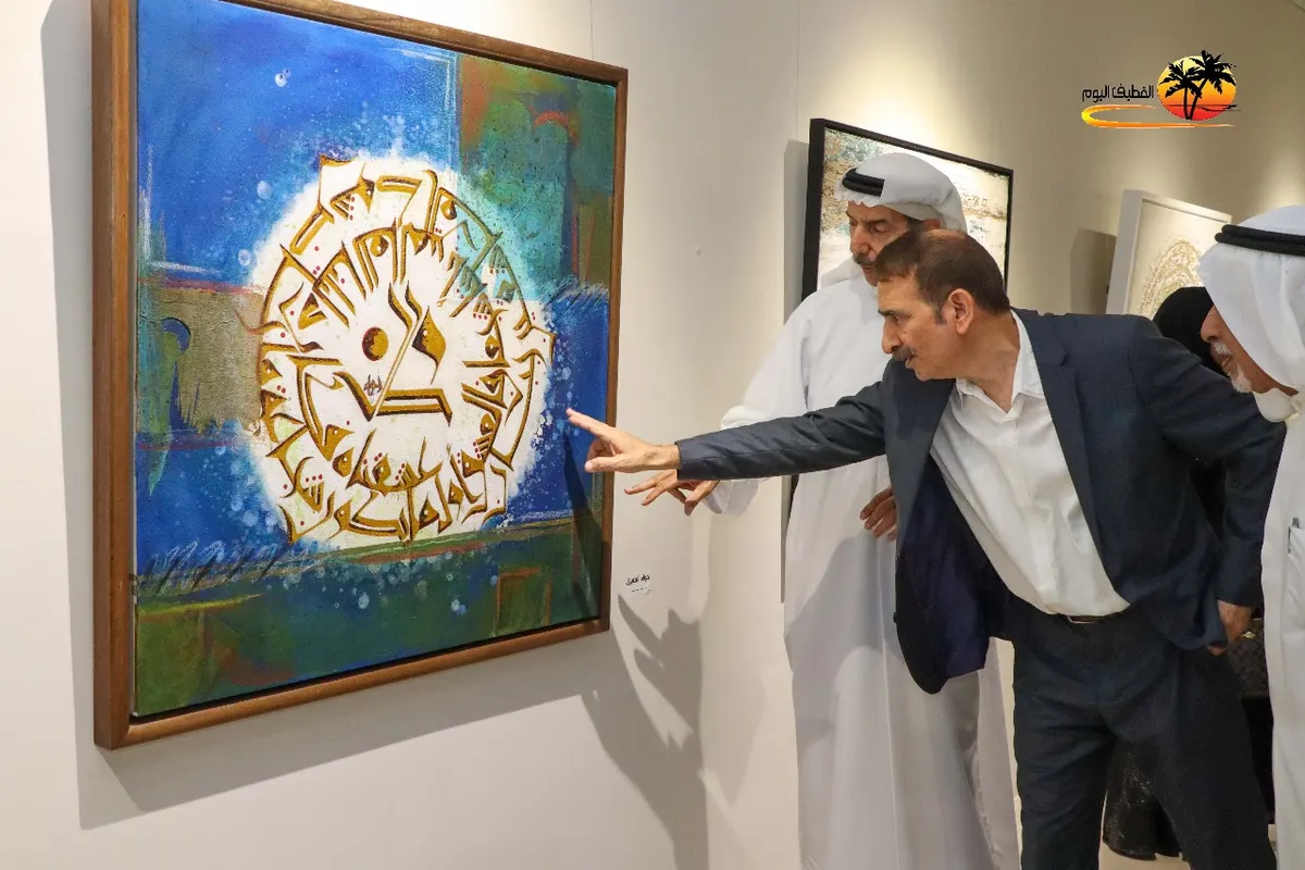 من جزيرة تاروت.. التشكيلية حواء المغيزل تخرج عن إطار المعتاد وتلون بنواة التمر