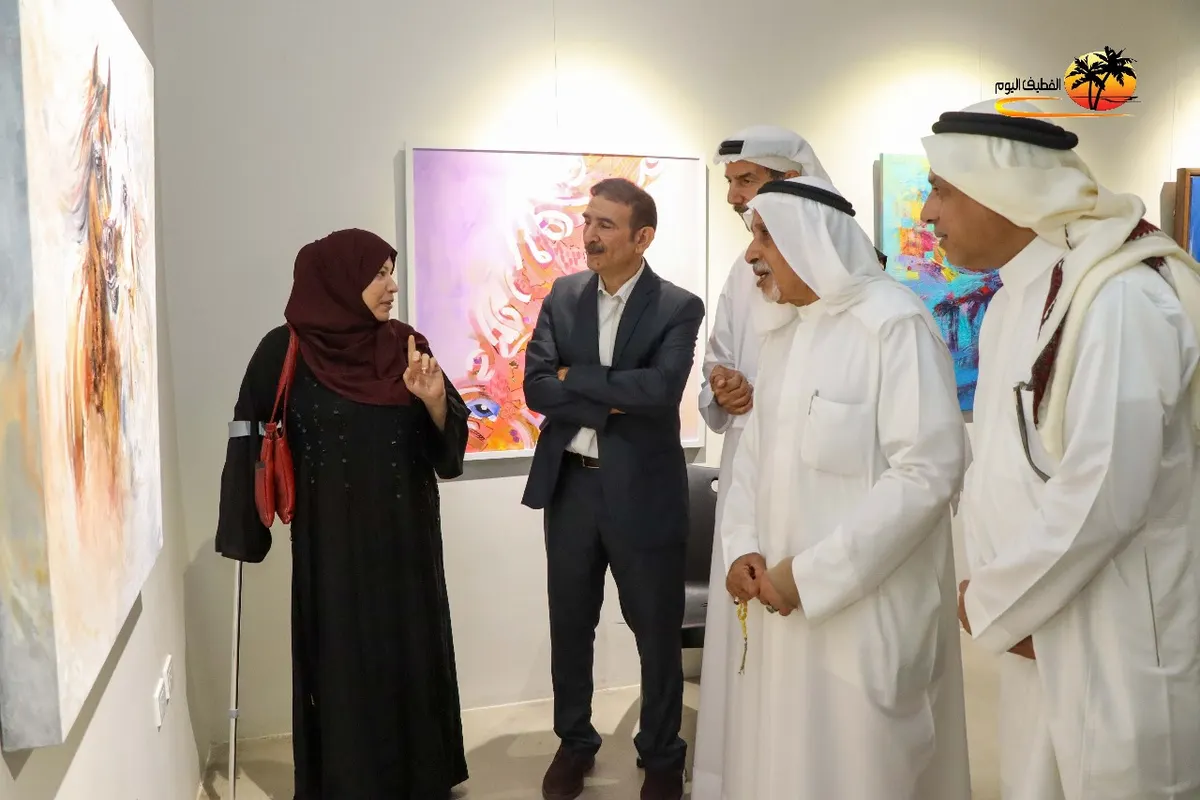من سيهات.. بين ضربات الفرشاة وسكين الرسم تتلاقى الأرواح بين الخيول العربية الأصيلة في خارج الإطار