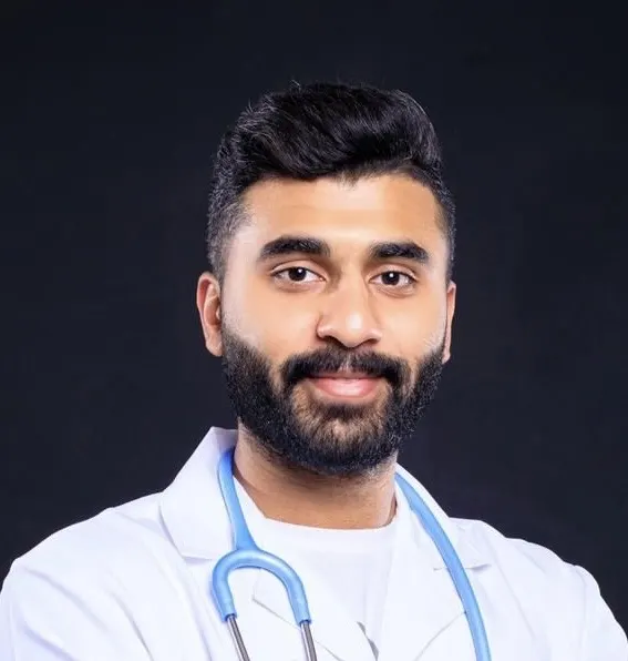 من الأوجام.. جامعة المنصورة تمنح «علي آل جميع» البكالوريوس في الطب البشري
