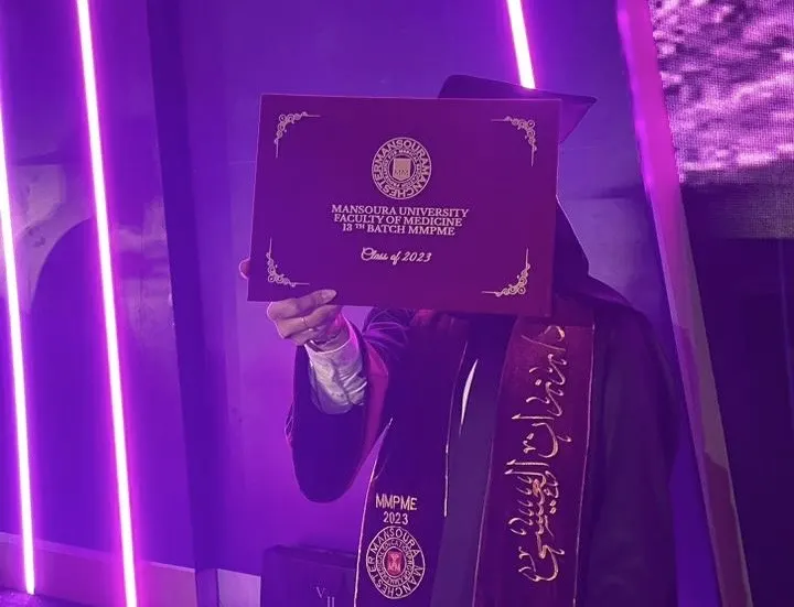 من أم الحمام.. جامعة المنصورة تمنح «رزان العيسى» البكالوريوس في الطب البشري