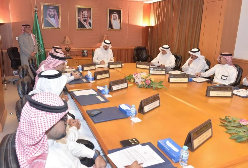 الخريف يرأس اجتماع المجلس المحلي.. النزل الريفية وتحسين مداخل القطيف وأراضٍ للاحتفالات وأسواق للمواشي ومصانع للتمور على طاولة النقاش