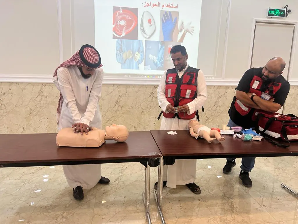 «مسعفون» يثقف 35 طالبًا في كلية تقنية القطيف على الإسعافات