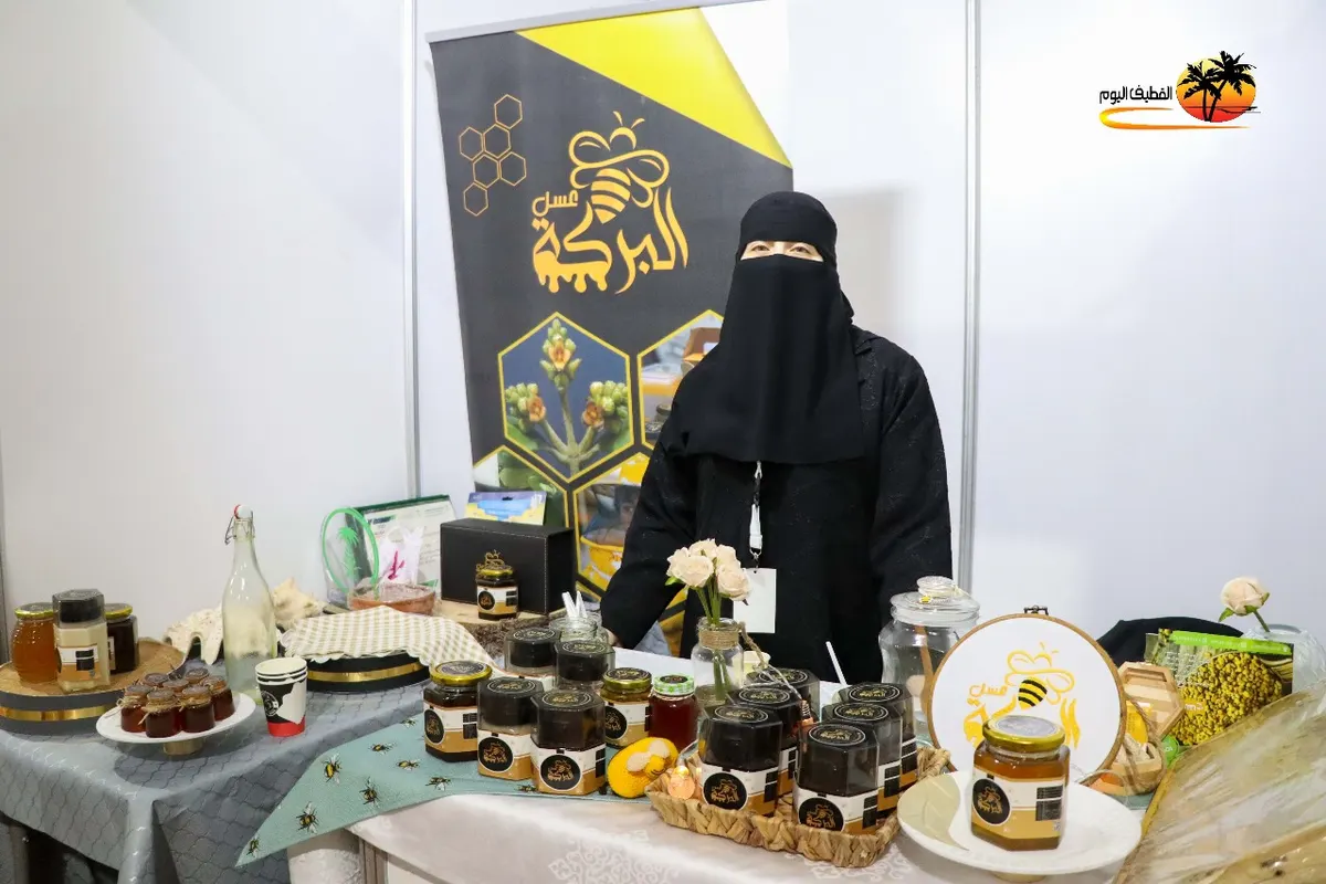 في القطيف.. بين عداوة وصداقة حكاية بطعم العسل.. غادة الغريافي دخلت المزرعة لقطف الطماطم الكرزية وخرجت منها «نحالة»