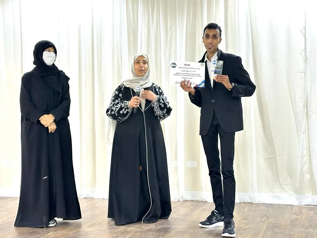 في أم الحمام وبروح فكاهية.. التوستماستر عبد الله الحداد يفوز بجائزتي المركز الأول لخُطب «رُسل السلام»