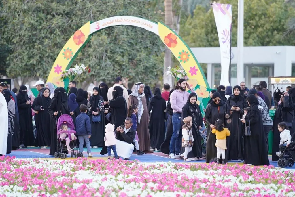 في سيهات.. مهرجان الزهور يرسم الفرحة على وجوه زواره