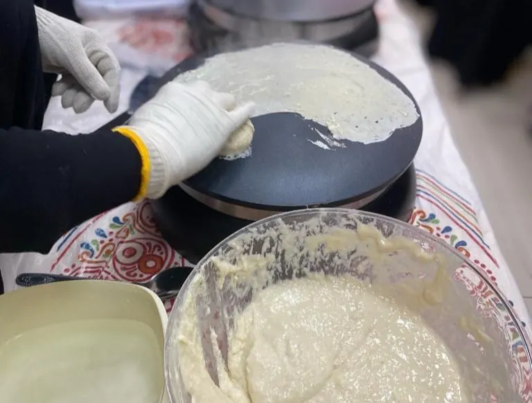 «الرقاق» يخبز بأيدي مستفيدات ضمان القطيف والجمعيات الخيرية