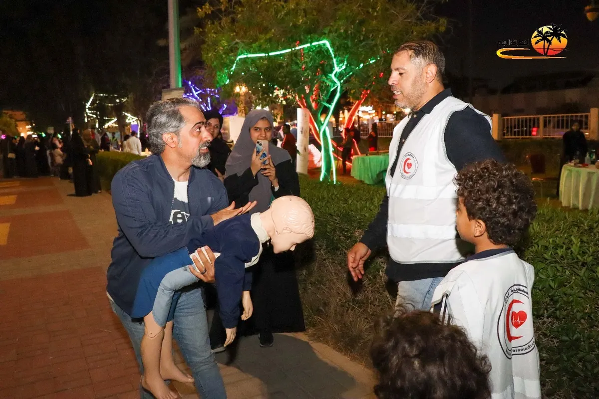 في منتزه سيهات.. مسعفون بين الزهور