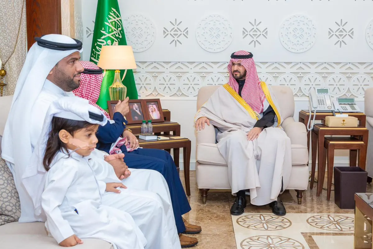 من أم الحمام.. نائب أمير الشرقية يكرّم حسين آل شبيب.. نظير تبرعه بكليته للطفل جواد الناصر