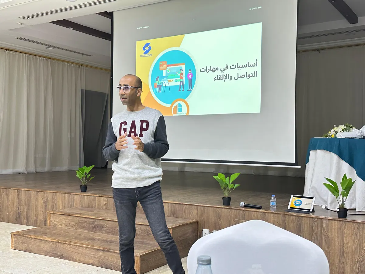في أم الحمام.. أحمد آل قريش يدرب «مسعفون» على الإلقاء ومواجهة الجمهور