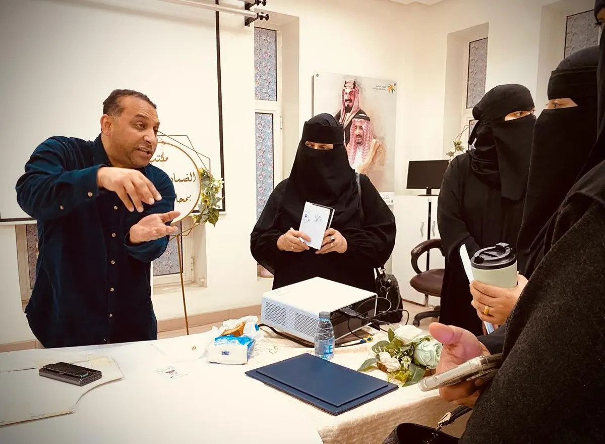 في ضيافة ضمان القطيف.. عباس الخميس يقود 35 متدربًا ومتدربة نحو احتراف «تصوير المنتجات»