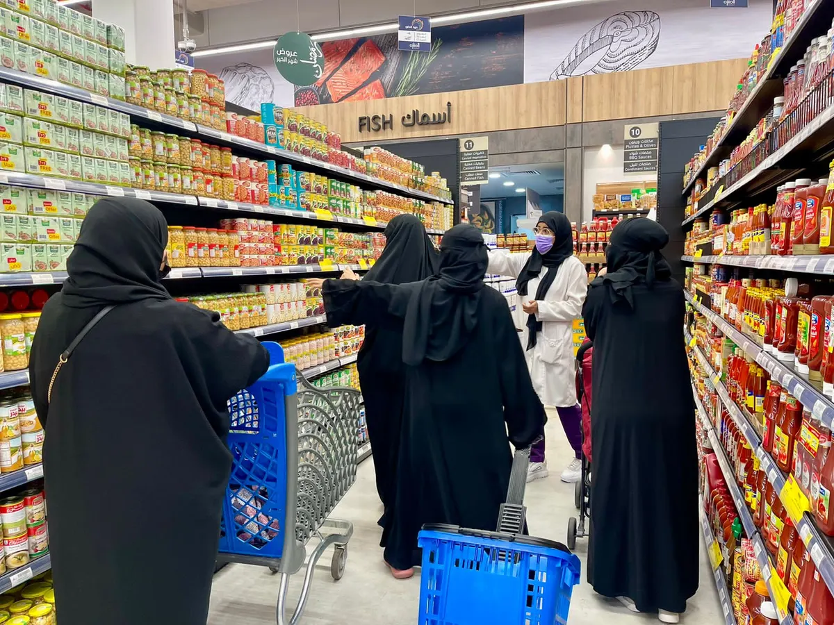 في جولة انطلقت من «صحي القديح 1» إلى أسواق المنتزه.. تسوق صحي وطبخ سليم ومعلومات غذائية لـ مرضى «المزمنة» ومن يعتني بهم