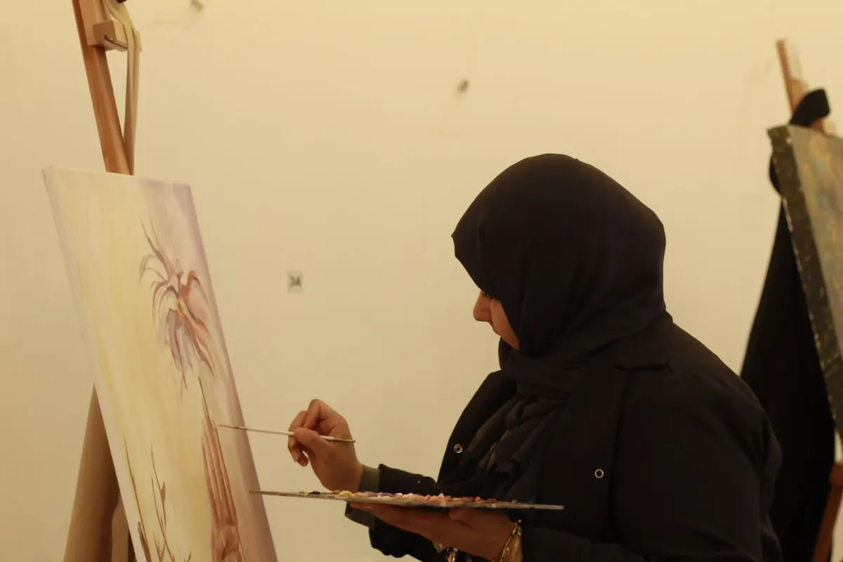 من صفوى.. ألوان زينب السادة تعكس علاقتها بـ العلاج بالفن في سمبوزيوم البحرين