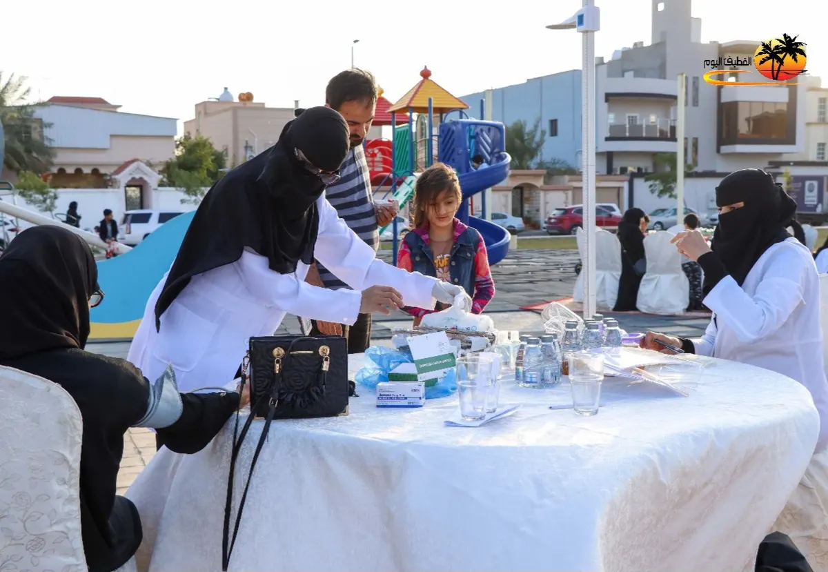 في صفوى.. «لحياة أفضل».. 20 كادرًا ينثرون الثقافة الصحية والمعلومات الطبية في حديقة «العمل بارك»
