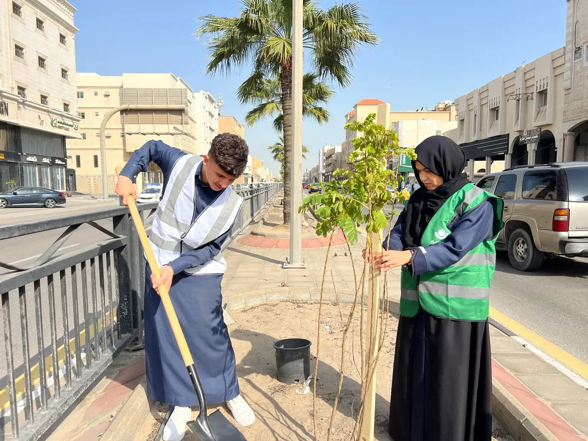 مساحة خضراء‬⁩ تتجه نحو «قـدس القطيف» وسلام وعلا سيهات بـ320 شجرة.. صور