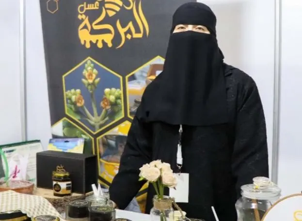 من القطيف.. لتميزها في مجال تربية النحل وإنتاج العسل.. البيئة والمياه والزراعة تكرِّم غادة الغريافي