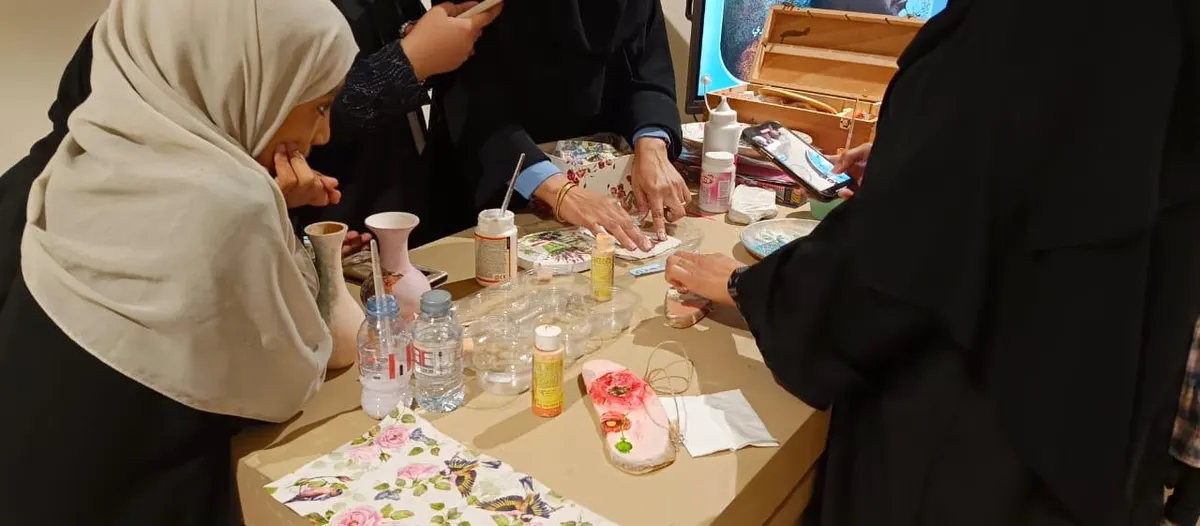 دلال الجارودي تسافر مع زوار «حرفيون 3» إلى عالم الفن والإبداع في «الديكوباج»