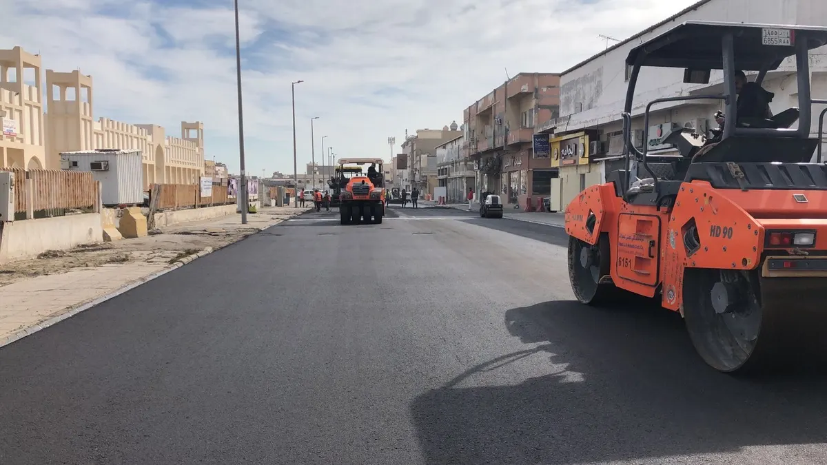 في القطيف.. البلدية تبدأ صيانة شارع بدر.. وتستطلع آراء سكان صفوى حول أعمال تطوير شارع الملك خالد