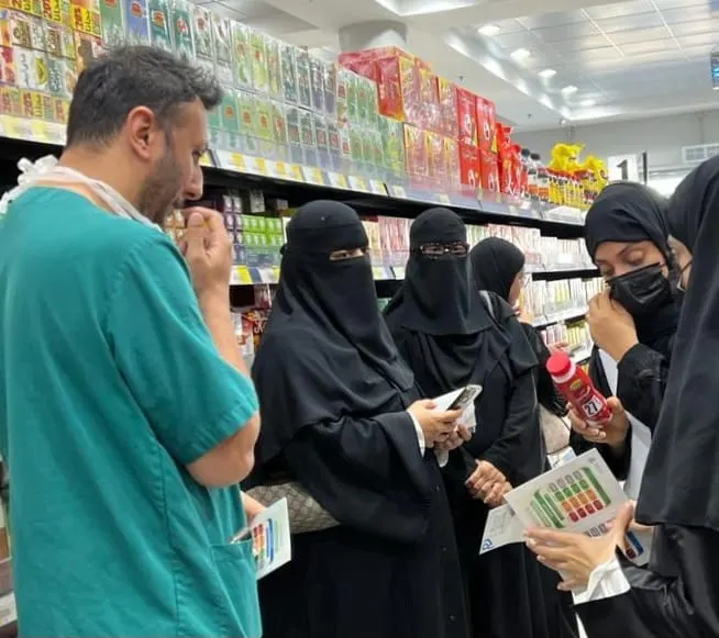 بين ممرات السوبر ماركت وأمام رفوفه.. منسوبو شبكة القطيف الصحية في جولة تسوق صحي