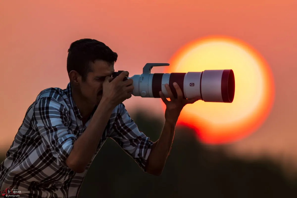 بين دفتي كتاب.. 150 صورة تحكي مطادرة كاميرا فيصل هجول لـ«الخواضة» على أطراف شواطئ القطيف ومستنقعاتها