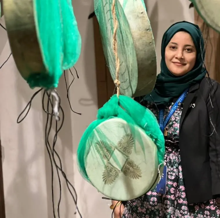 من القطيف.. سيما آل عبد الحي تحمل النخلة على الدفوف في «سكة دبي»